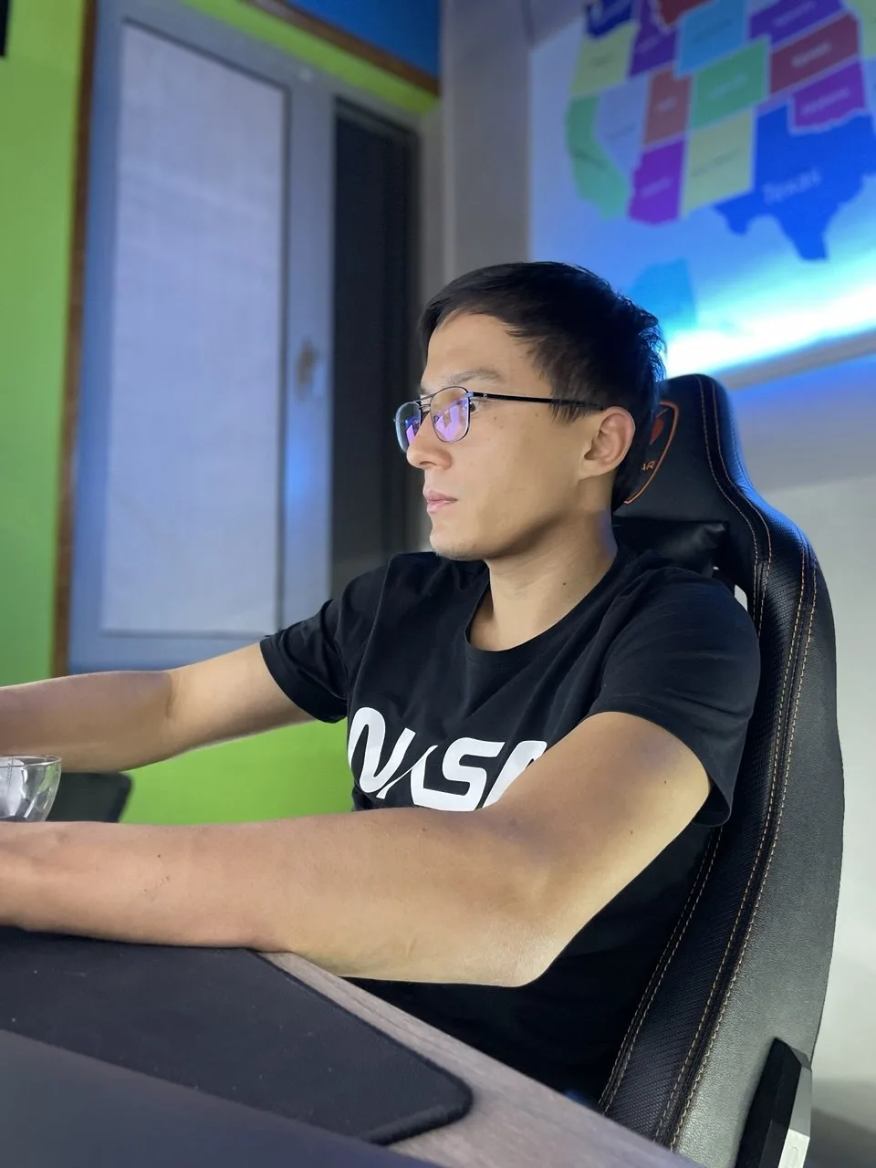 An ANRAGROUP dispatcher at the desk in 2022, US coverage map on the wall